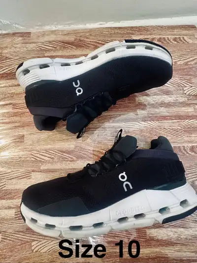 Get ready to elevate your stride with these On Running Cloud Hi shoes, a size 10! Although they've t...