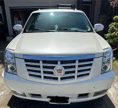 Selling my 2009 Escalade because I upgraded to a newer one. Great solid SUV, Brand new tires, new Mo...