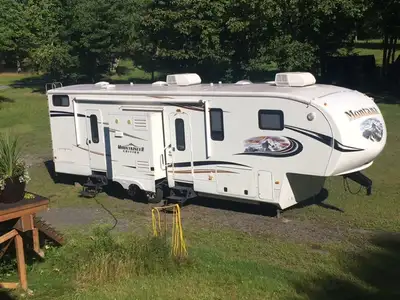 2011 Montana Mountaineer Full aluminum skeletal frame, 4 slides c/w toppers, large power awning, 2 a...