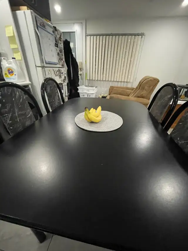 Fauteuil et table avec quatre chaises à vendre in Dining Tables & Sets in Longueuil / South Shore - Image 5