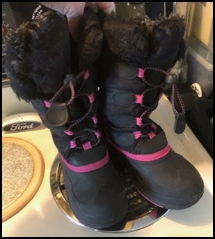 Sz 13 Girls Winter Boots $7 in Clothing - 5T in Winnipeg