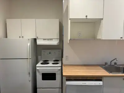 6 1/2 (3 chambres, salon et salle à manger) à louer dans Côte-Des-Neige au 3737 rue du Frère André....