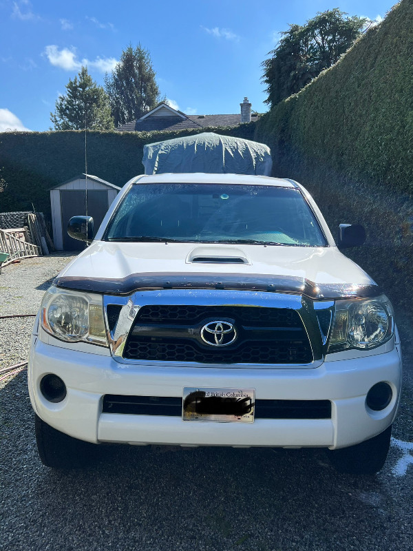 2011 Toyota Tacoma in Cars & Trucks in Victoria - Image 2