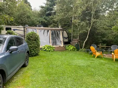 Roulotte Sunset Trail sur site 413 Camping Demie Lieue: dînette extérieure, air climatisée, auvent é...