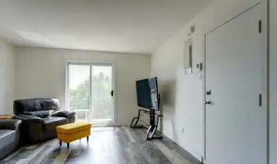 Renove 2e Etage Eau Chaude Incluse Balcon avec portes patio Cour Arriere Cabanon inclus 1 Stationnem...