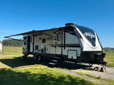 Older couple non-smokers no pets, trailer purchased new Single large slide with two heated (vibratin...