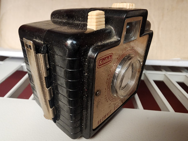 Kodak Brownie Bullet Camera Very Rare ColectablePortable Camera in Cameras & Camcorders in Windsor Region - Image 2