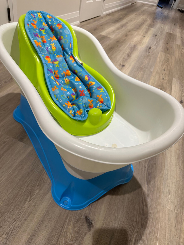 Summer Brand baby bathtub with pedestal in Bathing & Changing in Markham / York Region