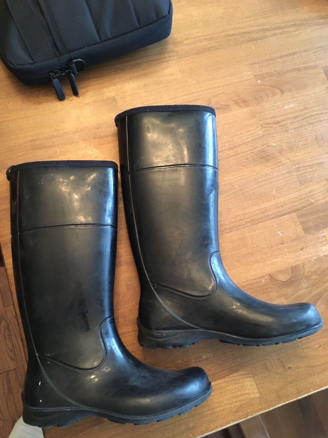 Kamik Girls size 6 black rubber boots in Kids & Youth in Calgary