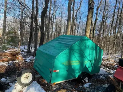 Deux toiles (verte et noires) quelques coutures à refaire.