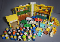 1969 FISHER PRICE LITTLE PEOPLE PLAY FAMILY HOUSE HUGE LOT