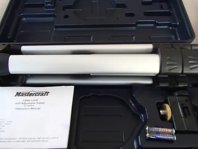 Mastercraft Laser Level with Adjustable Tripod 5 Piece Set in Hand Tools in Sarnia - Image 7