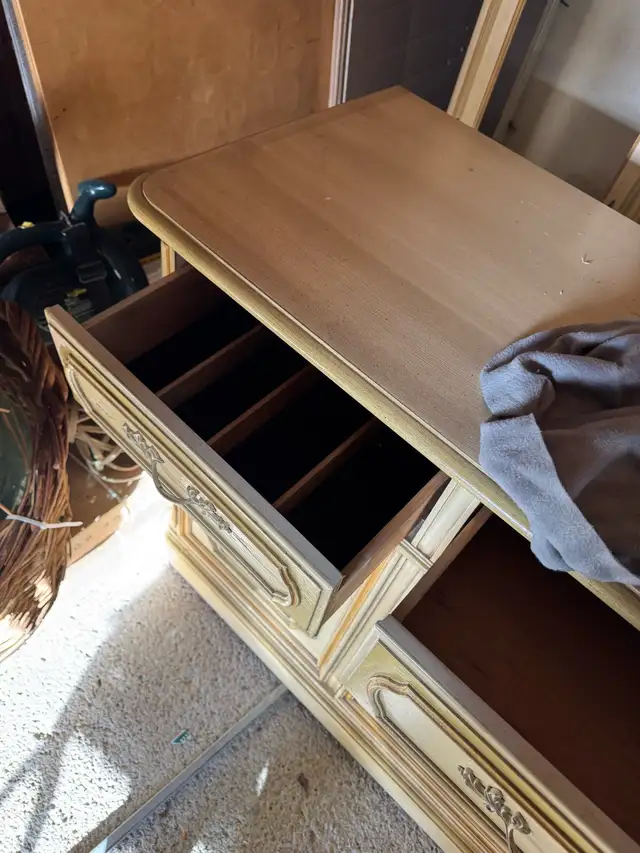 Vintage French Provincial Hutch + Credenza Set – Solid Wood in Hutches & Display Cabinets in Mississauga / Peel Region - Image 7