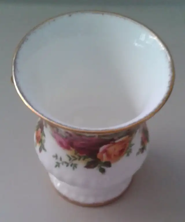 Royal Albert Bone China " Old Country Roses" Urn in Arts & Collectibles in Oshawa / Durham Region - Image 3