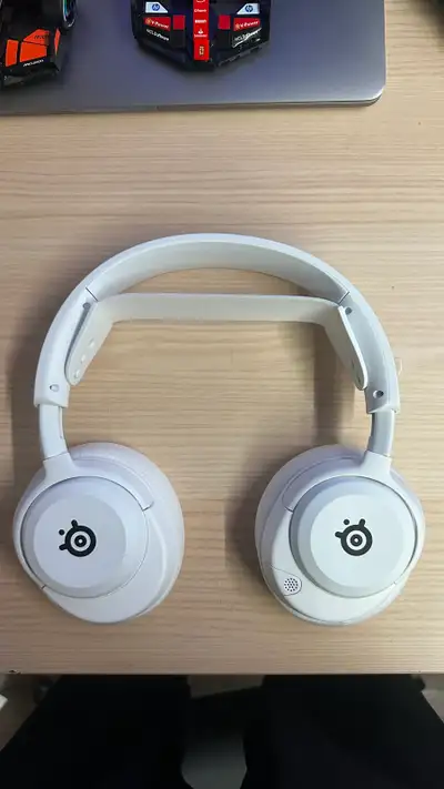 Like new Steelseries Arctis 5p nova wireless headset, perfect for gaming, compatible with pc, ps4/5,...
