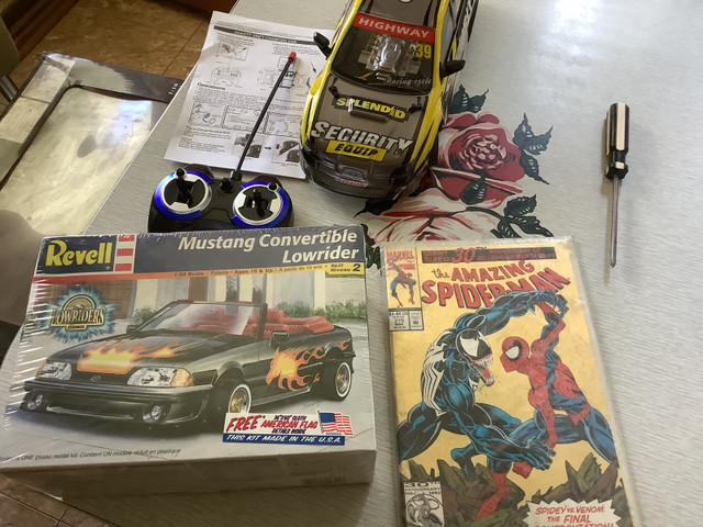 Livre Spider-Man édition 1993- voiture  revell mustang lowrider dans Jouets et jeux  à Laval/Rive Nord