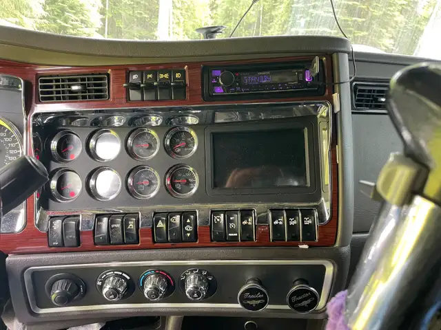 2014 Kenworth  in Heavy Trucks in Chilliwack - Image 9