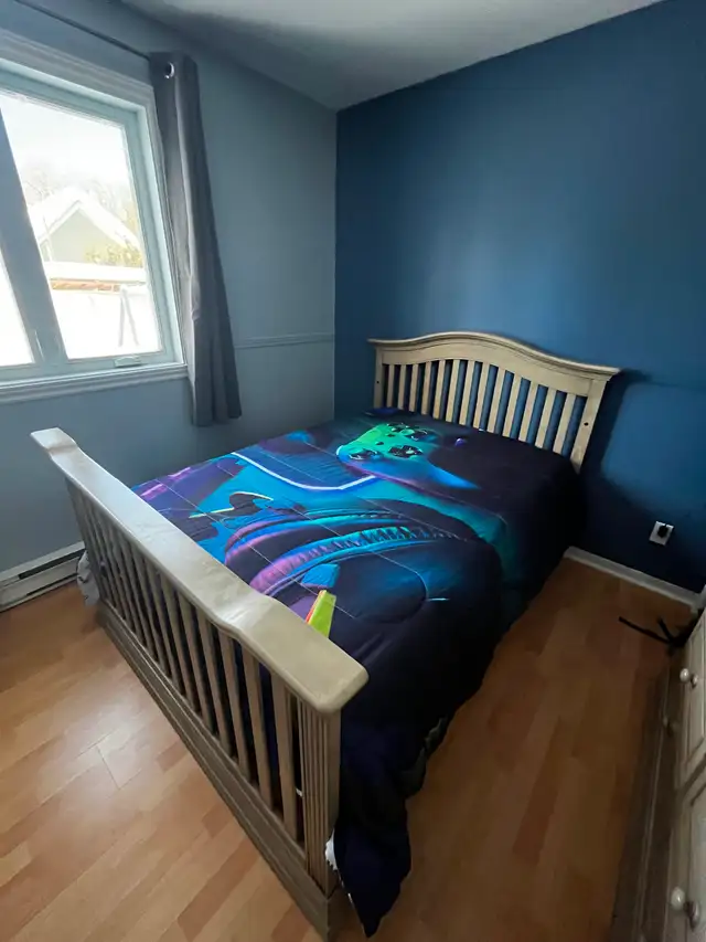 Lit double avec bureau in Beds & Mattresses in Québec City - Image 2