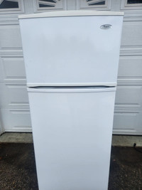 WHIRLPOOL 28 inch w Apartment size freezer bottom fridge