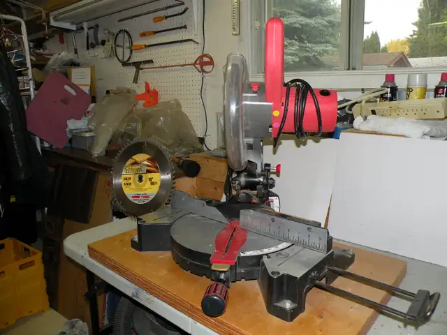 Craftsman 10inch Compound Miter Saw. Mod: 137.295550. in Power Tools in Red Deer - Image 4