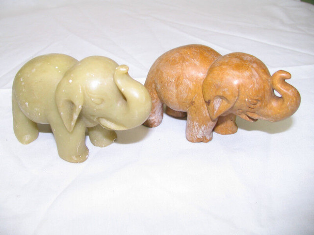 2 ÉLÉPHANT EN  PIERRE À SAVON SCULPTÉ COULEUR DIFFÉRENTE dans Art et objets de collection  à Ville de Québec