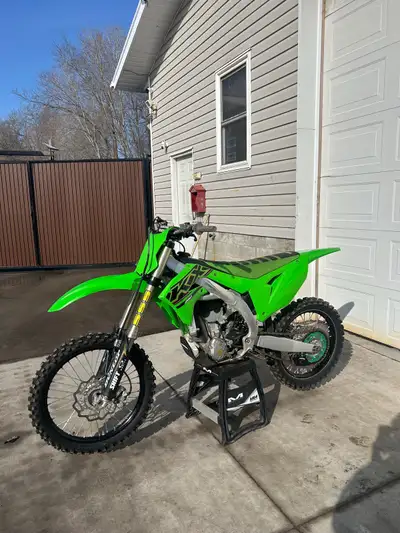 Bike is in amazing shape needs nothing and is ready to ride, the bike has around 40 hours and was ri...