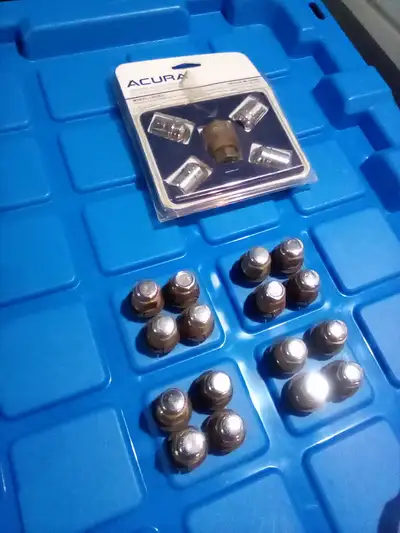 Used wheel lock set for Acura. $20 16 lug nuts off 2001-2005 Honda Civic (will work with most years)...