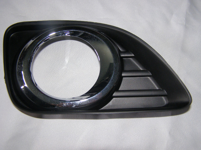 NEUF Fog Light / Lamp Cover Toyota Camry 2010 - 2011 Foglamp NEW dans Pièces de carrosserie  à Longueuil/Rive Sud - Image 2