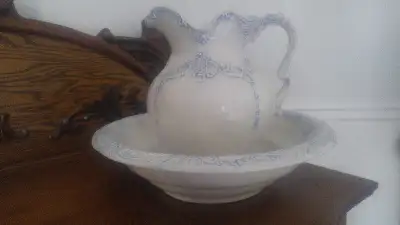 Pot à eau de chambre 85$ Antiquité Flow Blue 520$ Flow blue 150$, Royal Albert Old Country Roses ass...