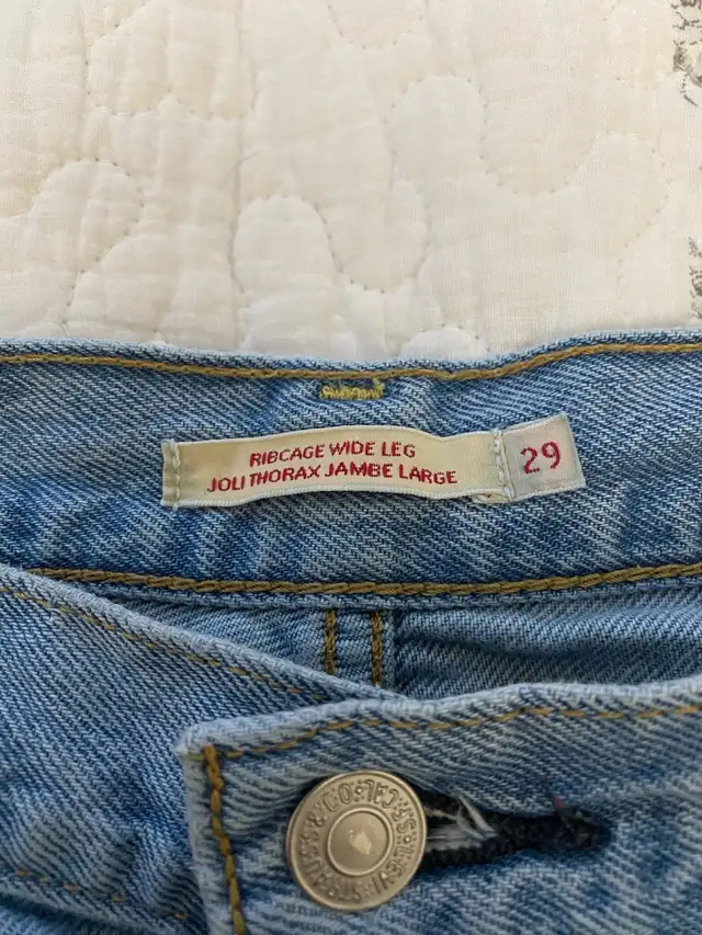 Levi’s Highrise jeans in Women's - Bottoms in City of Toronto - Image 6