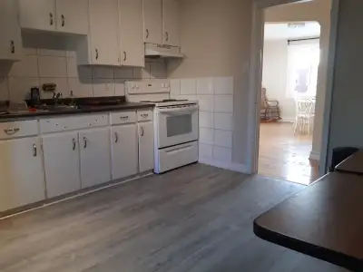 Bright and Spacious 2 Bedrooms, 1 Bathroom – NOW Starting @ $1698 – Beechwood / Vanier – Available –...