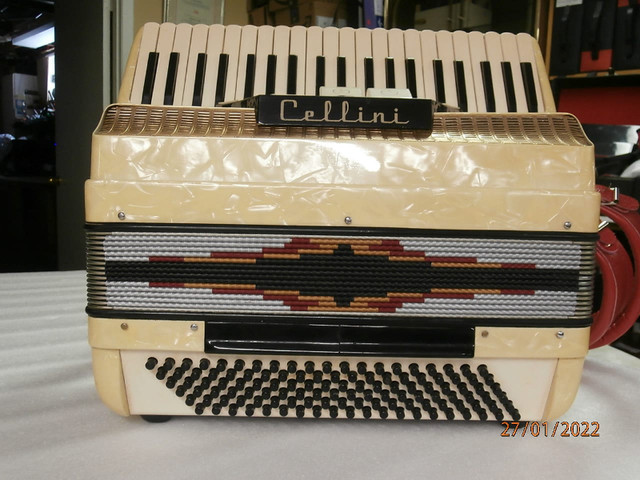 Cellini piano accordion 120 bass mod. L 876/4 in Pianos & Keyboards in Stratford - Image 4