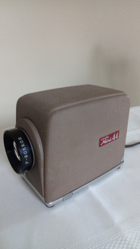 Minolta mini 44 slide projector in Cameras & Camcorders in Oakville / Halton Region