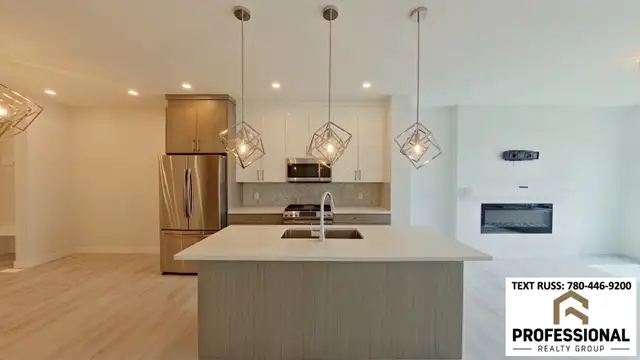 3 Bedroom / 2.5 Bathroom MAIN SUITE in SW Edmonton with Garage