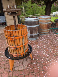 Wine press and 1 wine barrel