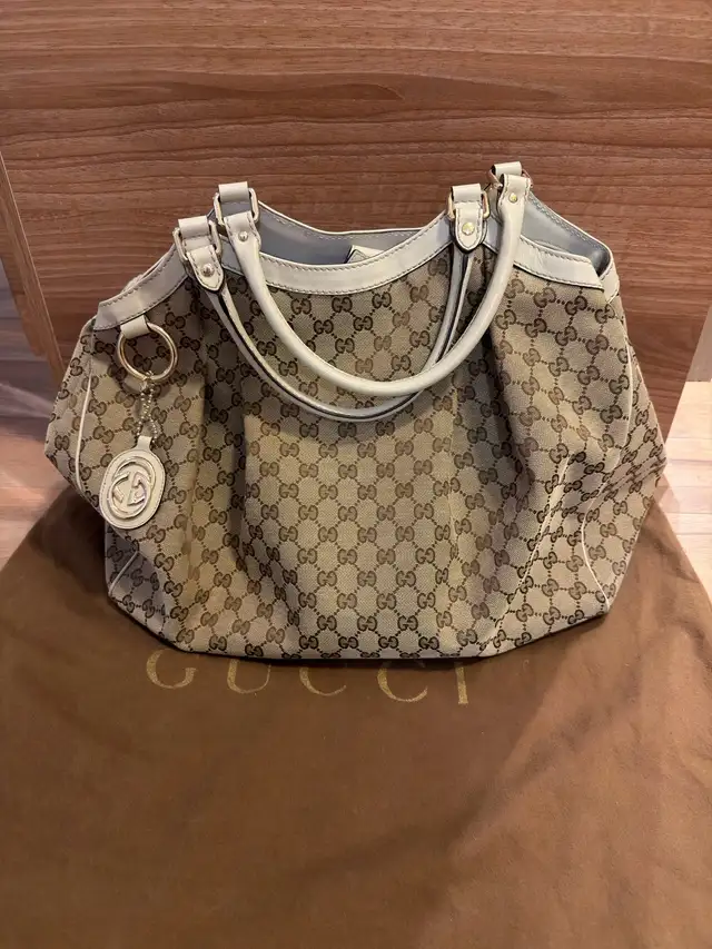 9.9/10 Gucci Classic Maxi Shopping bag in Women's - Bags & Wallets in Markham / York Region - Image 2