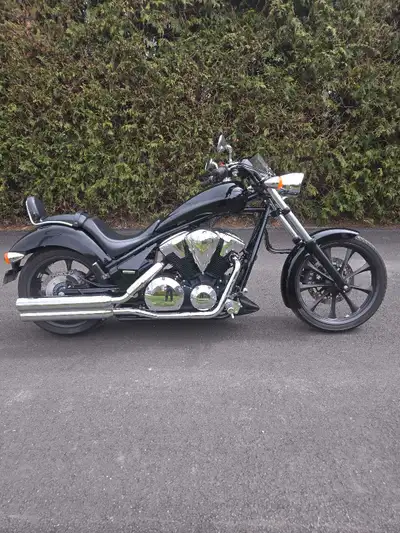 Moto Honda Fury 1300 noir 2013 Modèle de luxe: Sissi bar Honda, pare brise Honda, led, dryshaft. 220...