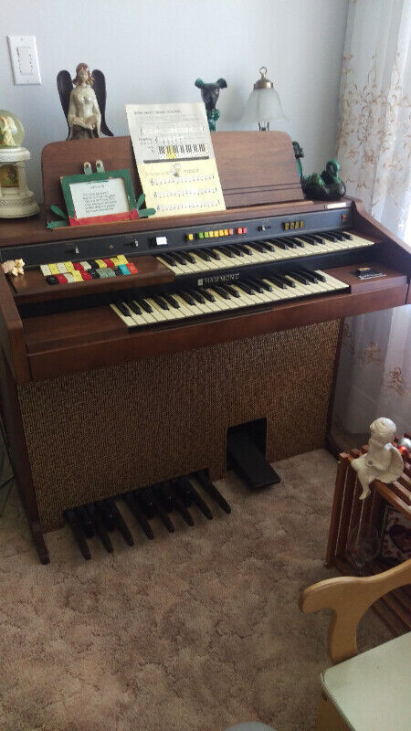 antique organ in Pianos & Keyboards in Kitchener / Waterloo - Image 2