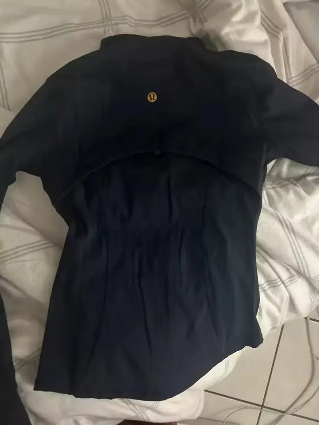 Lululemon Define Jacket Gold Zipper in Women's - Tops & Outerwear in Laval / North Shore - Image 3