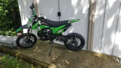 Get ready for off-road fun with this 125cc dirt bike, perfect for trail riding and track practice. P...