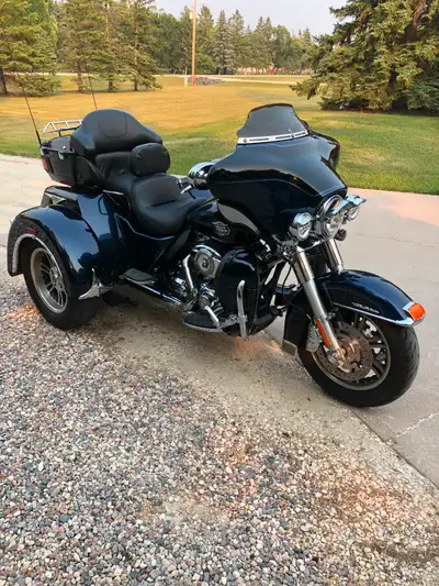 Posting for a friend. A well cared for 2012 Harley TriGlide. Nice two tone black and blue paint with...