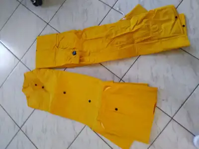 Imperméable MANTEAU PANTALON large 15$ TEL AU  819 536-5362, View more