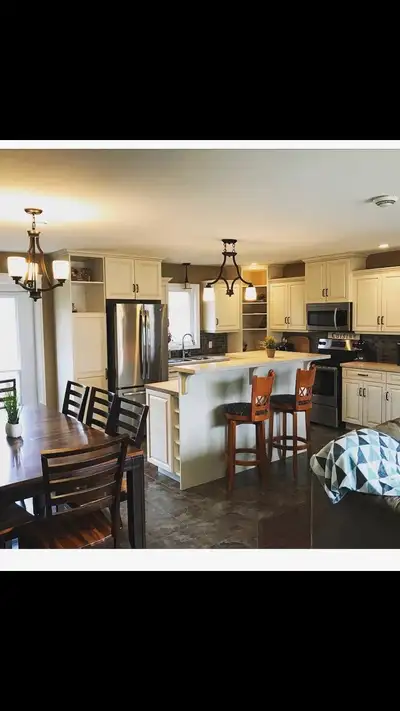 Unit rental for a group of 5 students. 4-5 minute drive to UPEI. 2 minute drive to Charlottetown Mal...