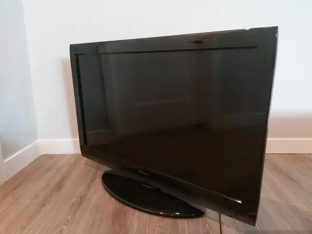 Toshiba 40 Inch Widescreen 1080P LCD HDTV in TVs in Ottawa - Image 8