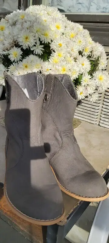 LEATHER  BOOTS SIZE 7 WOMEN in Women's - Shoes in City of Toronto - Image 6