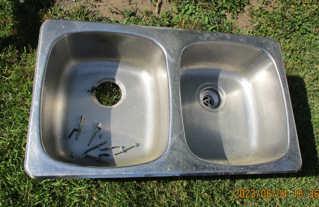 Stainless Steel Kitchen Sink Missing 1 Drain Basket in Plumbing, Sinks, Toilets & Showers in Kingston - Image 3