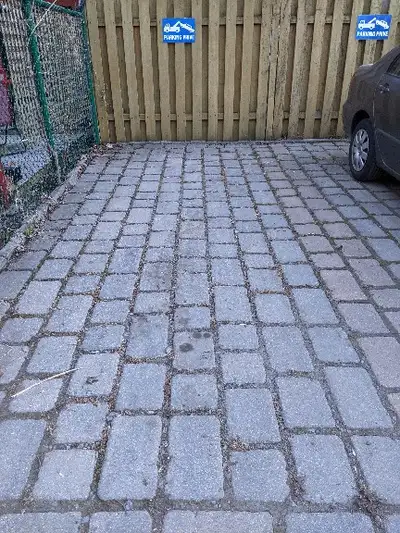 (English will follow) Stationnement extérieur sur une ruelle entre De La Roche et Brébeuf (proche de...