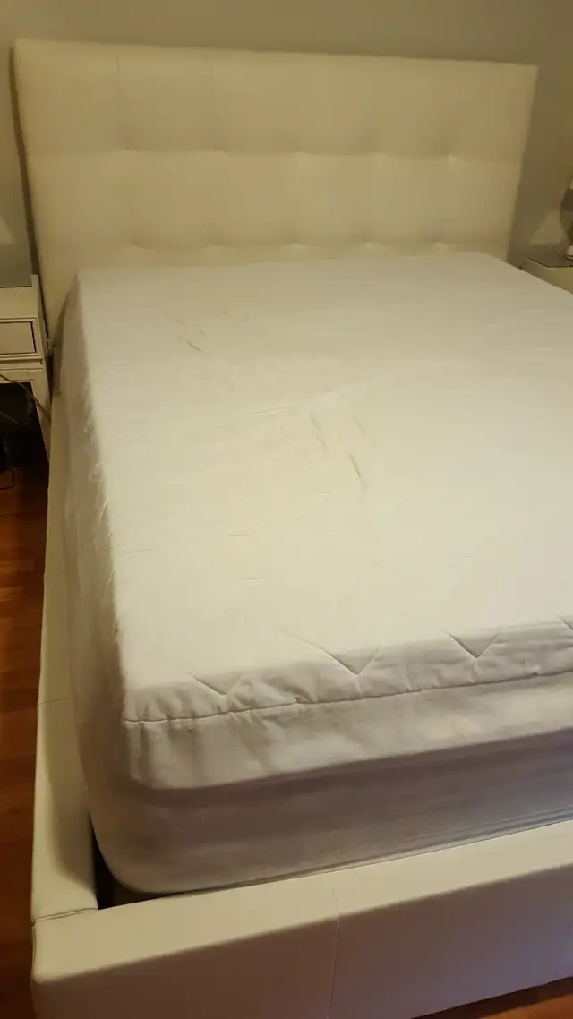 Queen Size Bed Frame/ Cadre de lit grandeur Queen in Beds & Mattresses in City of Montréal - Image 5