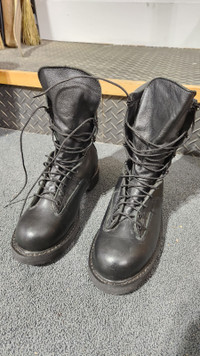 Mens Size 11 Work Boots.