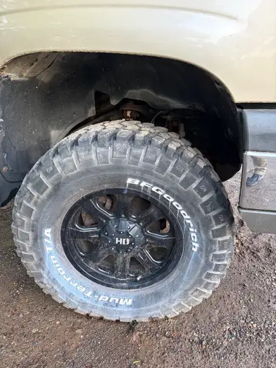 35in BFG KM2s. 17 inch HD series rims. Lots of life left in em. Parting out the truck so don’t need...
